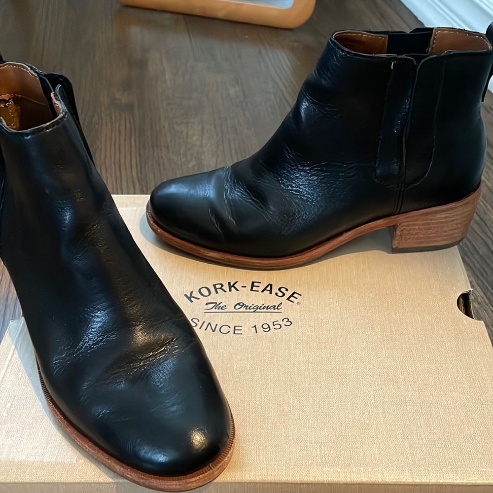 Kork-Ease ankle boots! Leather and wood trim